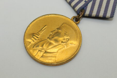 Jugoslawien Medaille für Tapferkeit mit Bandspange – Bild 2