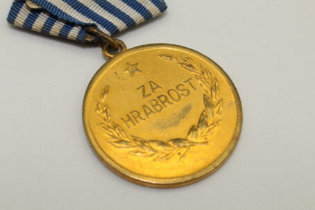 Jugoslawien Medaille für Tapferkeit mit Bandspange – Bild 3