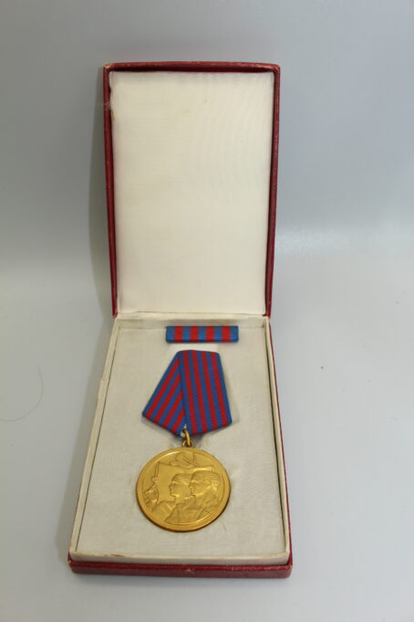 Jugoslawien Medaille für die Arbeit, im Etui mit Bandspange