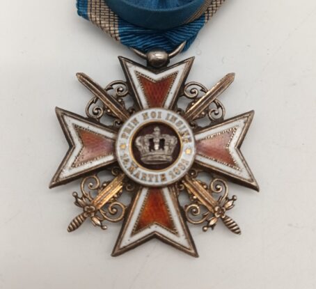 Orden der Krone von Rumänien – Offizierskreuz mit Schwertern (1. Modell, 1881–1932) – Bild 4