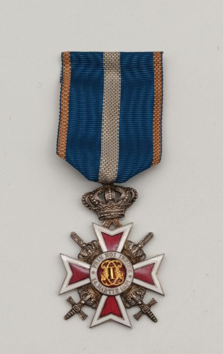 Orden der Krone von Rumänien – Offizierskreuz mit Schwertern (2. Modell, 1932–1947) – Bild 3