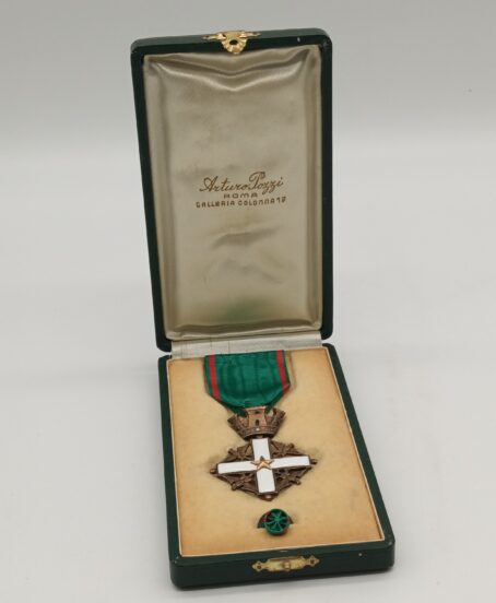 Ritterkreuz - Brustdekoration des Verdienstordens der Republik Italien